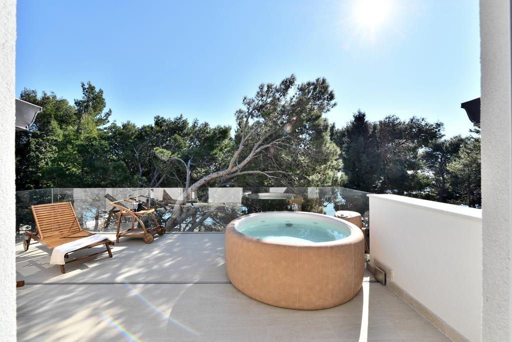 Chiponsky One - 5 Star Beachfront Property Bol Eksteriør bilde